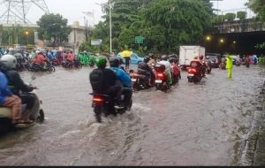 Hujan Deras Picu Banjir di Jakarta, 57 RT dan 39 Ruas Jalan Tergenang