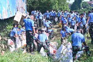 Lanud Sultan Hasanuddin Bersama Satuan TNI AU Wilayah Makassar, Gelar Karya Bakti di TPI dan Pasar Batangase, Maros