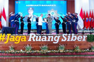 PenPanglima TNI Terima Penghargaan Adhibhakti Sanapati dan Berikan Ceramah Umum di BSSN(Puspen TNI)