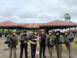 Di Balik Ramainya Pasar Keyabi Nduga, Senyum Mama Papua dan Polwan Damai Cartenz Rajut Rasa Aman dan Nyaman