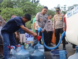 Polres Tangsel Salurkan Air Bersih untuk Warga Terdampak Kekeringan di Kranggan