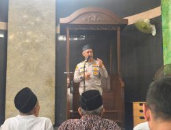 Jaga Jakarta On The Spot, Kapolsek Bekasi Barat Sampaikan Pesan Kamtibmas Usai Sholat Jumat