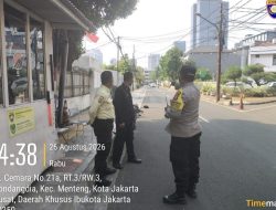 Bhabinkamtibmas Ingatkan Warga Gondangdia Waspada Jambret Saat Gunakan HP di Jalan
