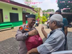 Kunjungi Warga Yang Sakit Dan Lansia Kapolsek Bekasi Barat Salurkan Bantuan