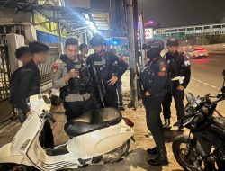 Brimob Polda Metro Jaya Hentikan Pengendara Lawan Arah di Jatinegara