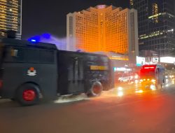 Brimob Metro Jaya Semprot Jalan di Jakarta-Tangsel-Bekasi Antisipasi Abu Vulkanik Anak Krakatau