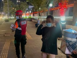Ditsamapta Polda Metro Jaya Bagikan Masker Antisipasi Debu Vulkanik Anak Krakatau