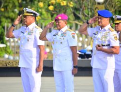KENANG JASA PARA PAHLAWAN, KAS KORMAR DAN WAKIL KETUA PG JALASENASTRI KORPS MARINIR UPACARA ZIARAH TABUR BUNGA HUT KE-81 TNI AL