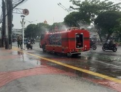 Kodim 0505/Jakarta Timur Kerahkan Water Tank, Bersihkan Abu Vulkanik di Sejumlah Ruas Jalan