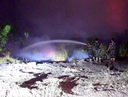 Gelap Malam Tak Jadi Penghalang, Satgas Karhutla Lanud Sjamsudin Noor Kembali Berjibaku Hadang Karhutla Hingga Dini Hari