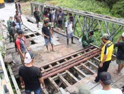 Sinergi TNI-Polri dan Masyarakat Perbaiki Jembatan Poros Lokpon-Dekai Sambut HUT ke-81 TNI