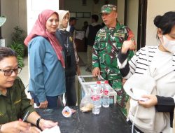 Babinsa Koramil 02/Matraman Bantu Pengamanan dan Pendistribusian Beras Bagi Warga Utan Kayu Selatan