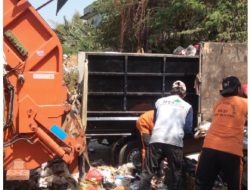 Respon Cepat Sudin LH Jaktim Bersihkan Sampah Kering di TPS RW 07 Ujung Menteng