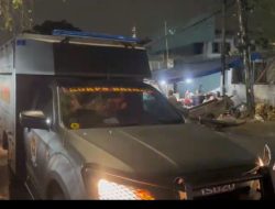 Satbrimob Polda Metro Jaya Bagikan Masker kepada Warga Terdampak Abu Vulkanik